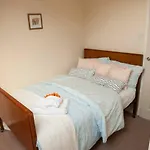 Elegant 3-Bed House W Garden