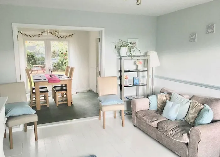 Elegant 3-Bed House W Garden